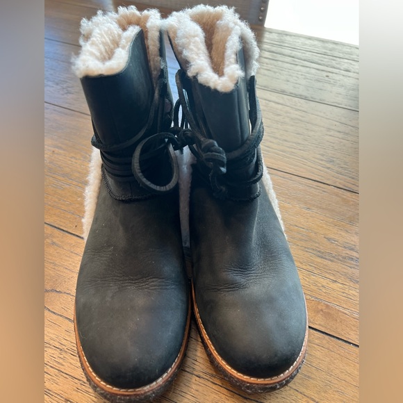 UGG Women’s Size 8 Luisa Water Resistant Black Leather Shearling Boots #1012545 - Picture 7 of 8